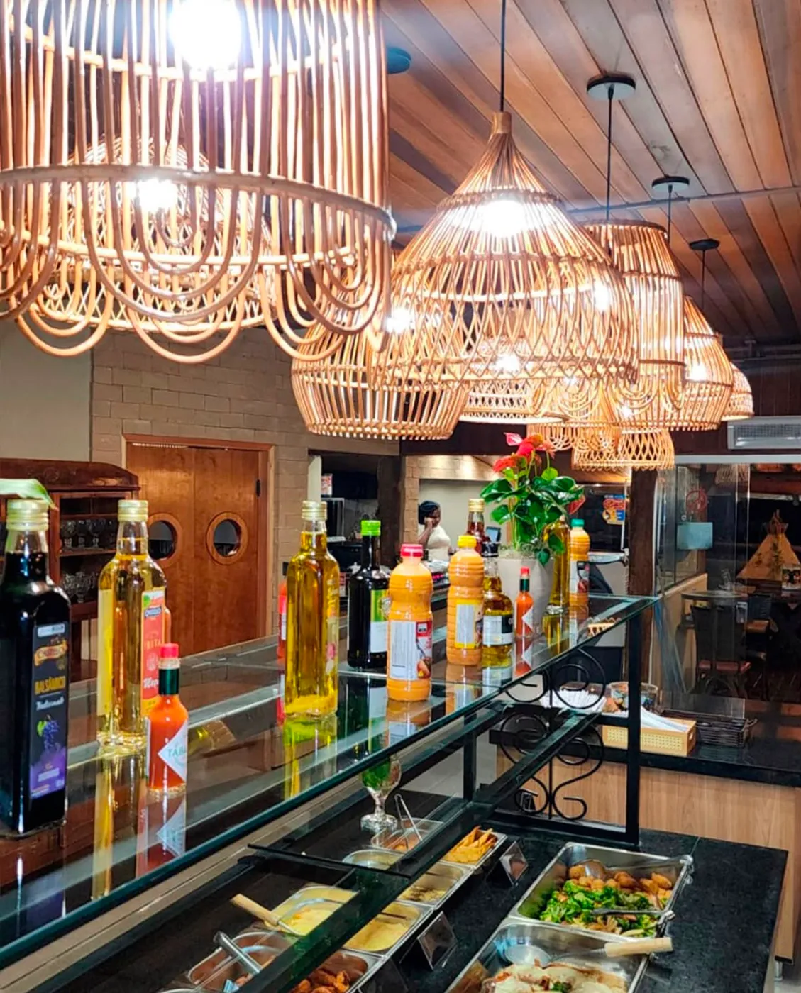 Balcão do buffet — Molhos e azeites sobre o balcão, sob as luminárias