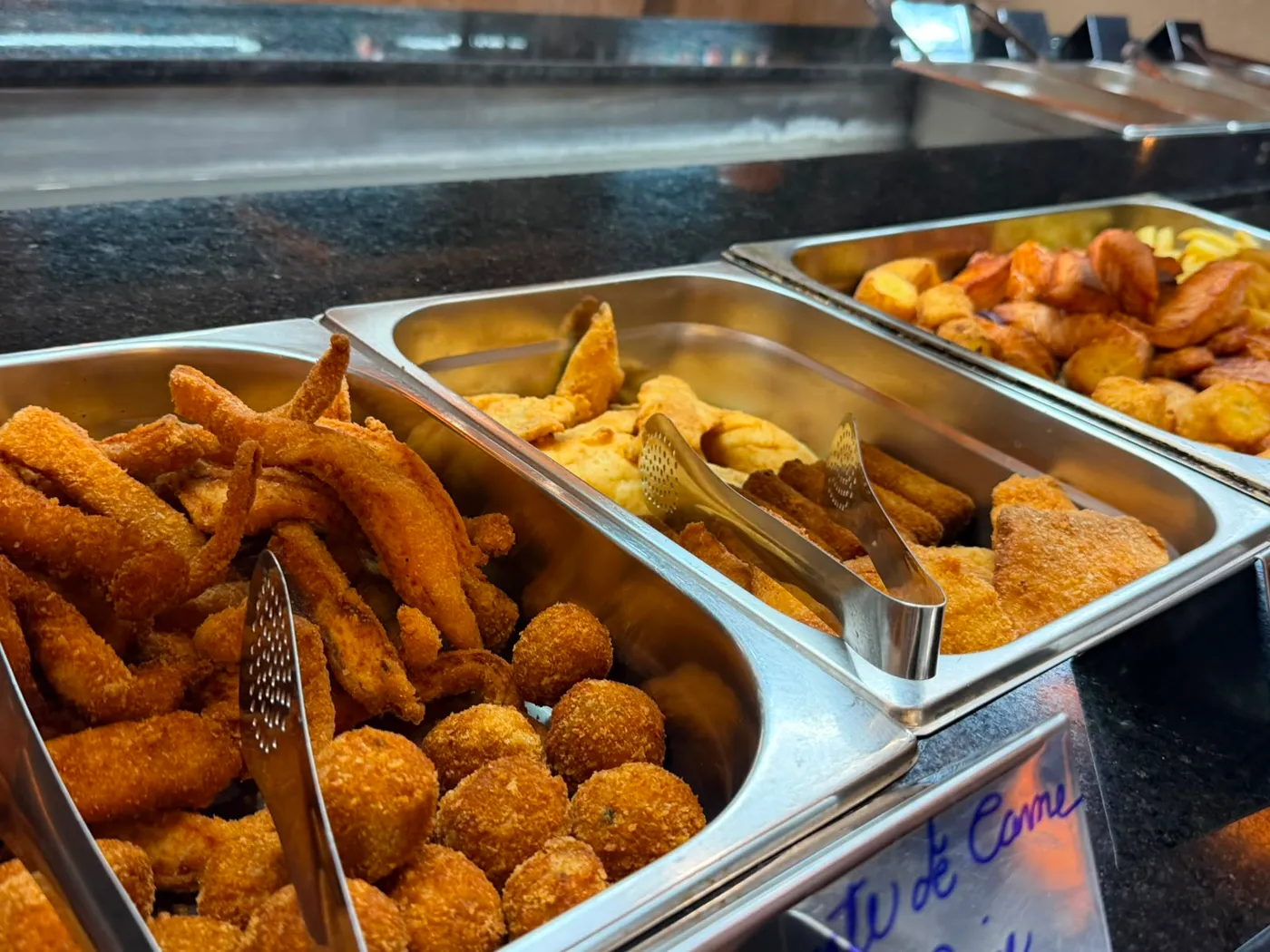 Porções fritas do buffet — Iscas empanadas e bolinhos servidos no buffet
