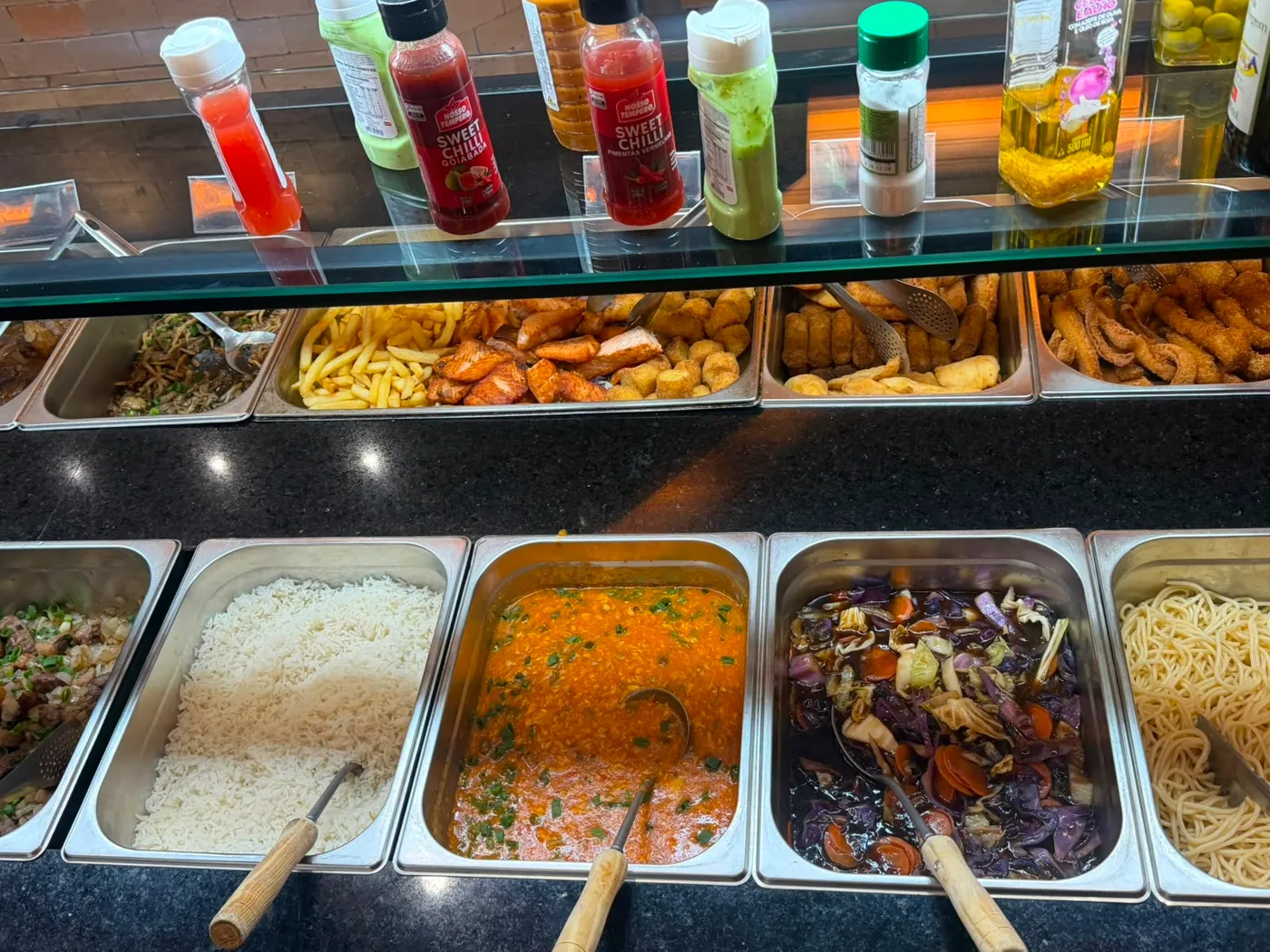 Variedade do buffet — Arroz, molhos, legumes e massas nas cubas do buffet