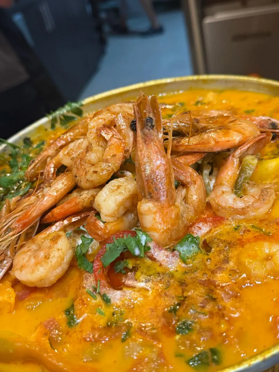 Prato de camarões graúdos servidos ao molho no Marina Sabores