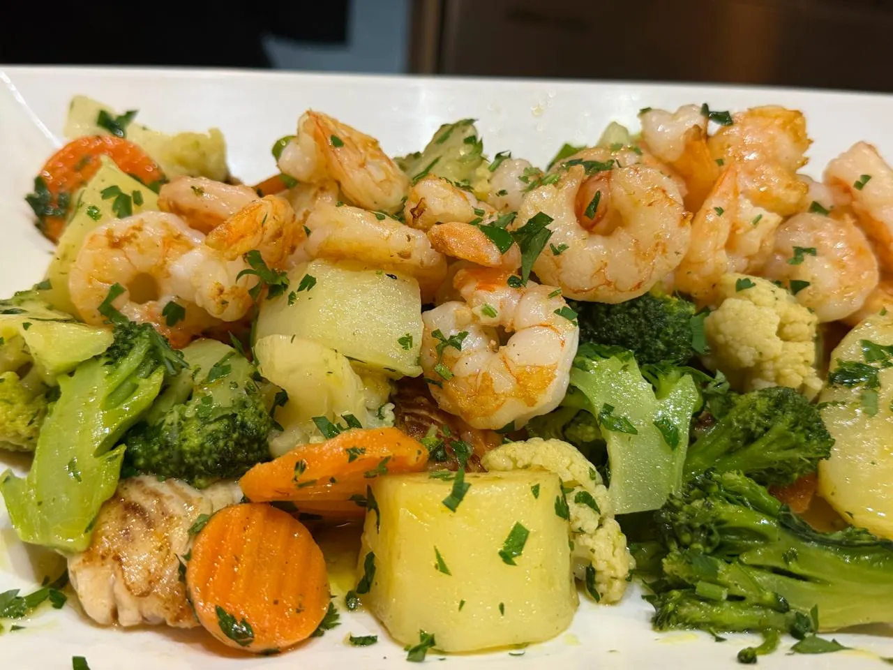 Camarões com legumes — Camarões salteados com brócolis, cenoura e batata