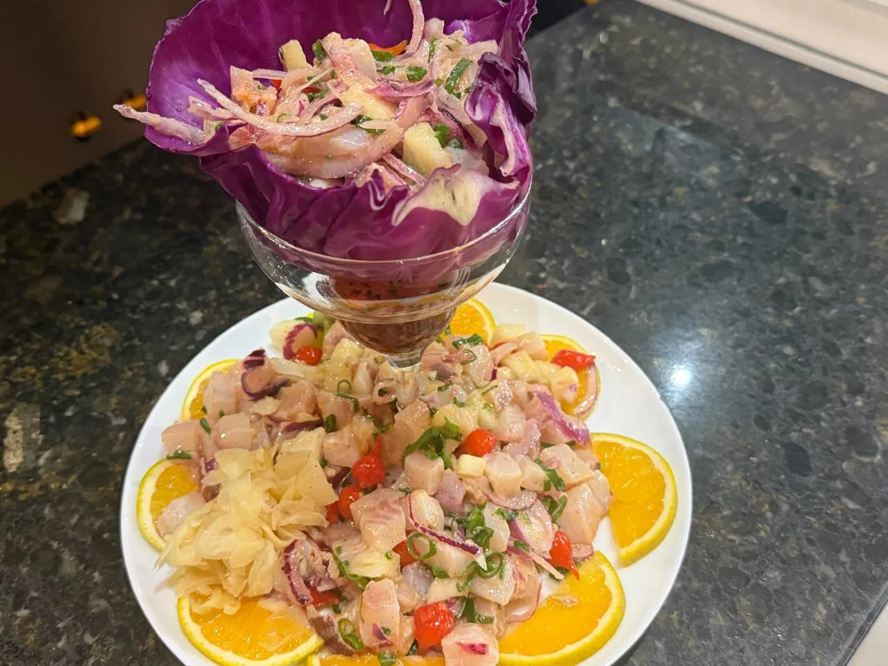 Ceviche — Peixe em cubos no molho cítrico com cebola roxa
