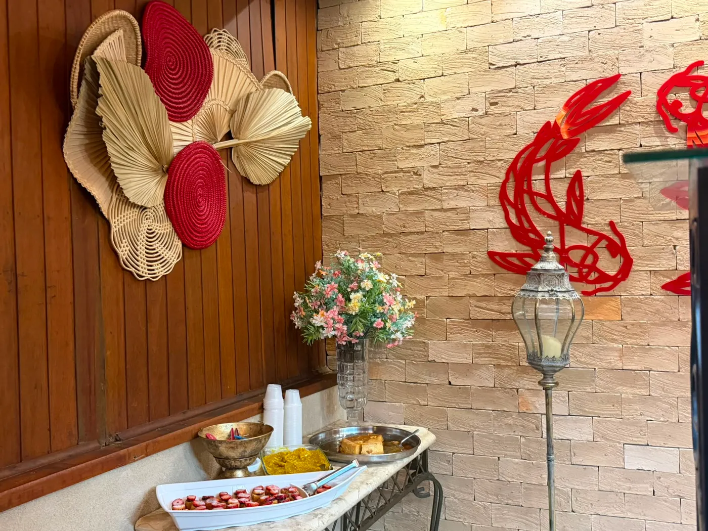 Detalhe da decoração — Peixes de parede e cesto de fibra no salão
