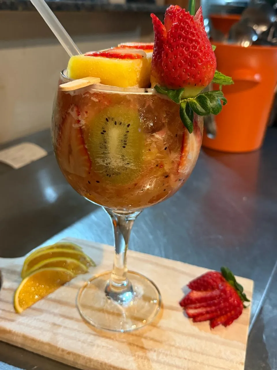 Drink de frutas — Taça com kiwi, morango e laranja