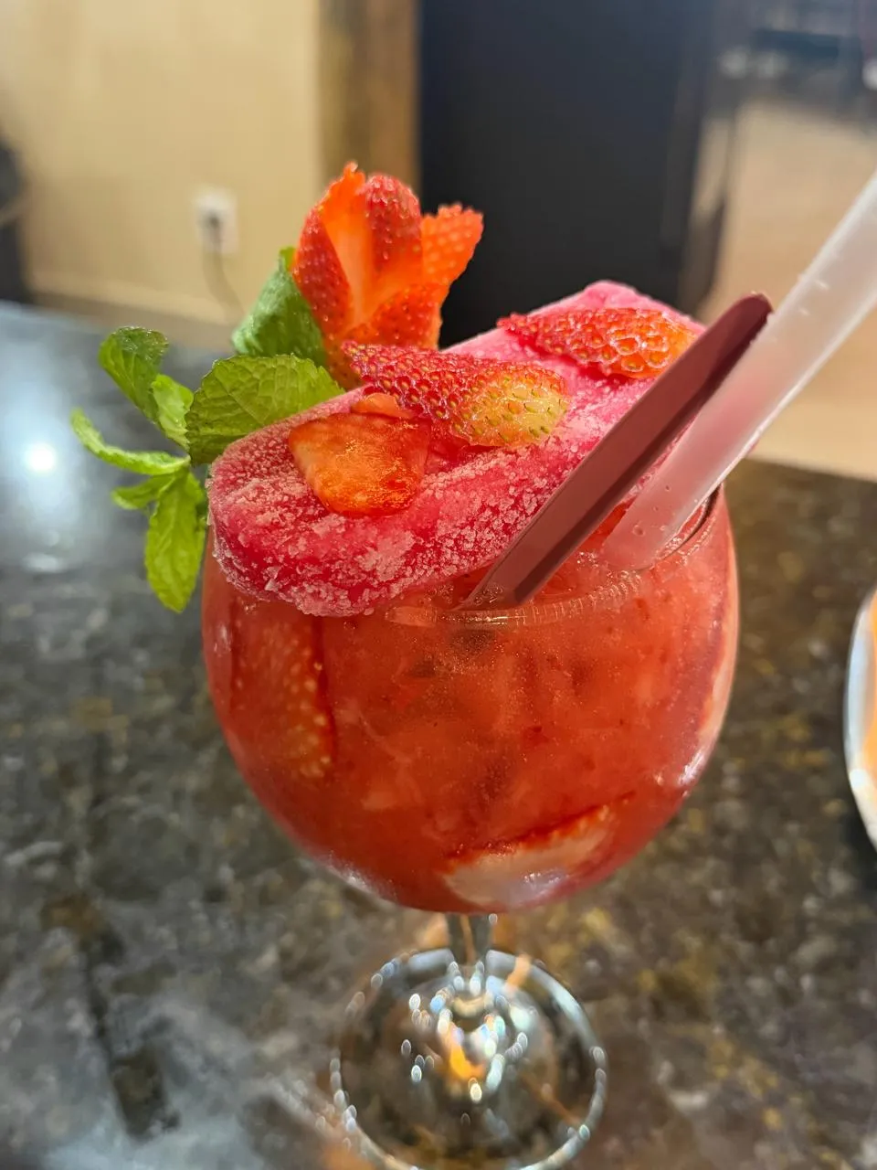 Drink de morango — Taça gelada de morango com hortelã
