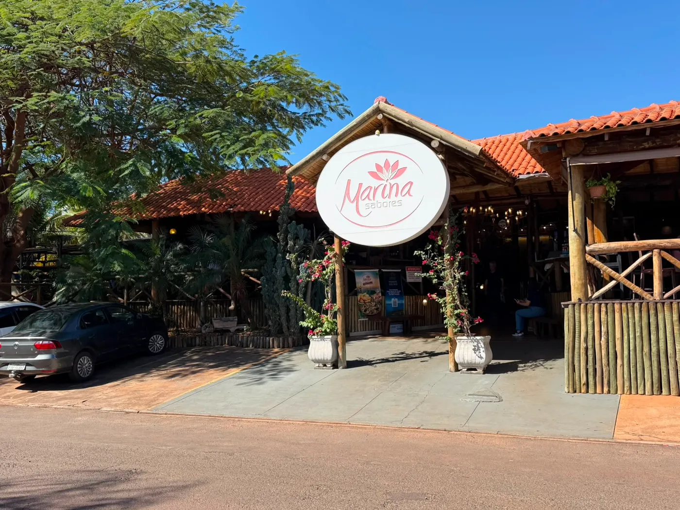 Fachada do Marina Sabores — Entrada do restaurante com a placa da casa