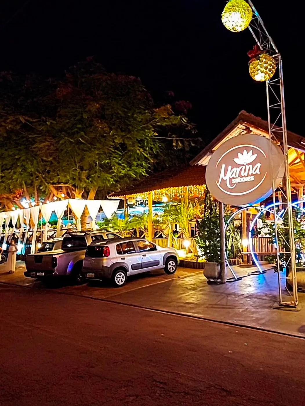 Fachada à noite — A placa da casa iluminada ao anoitecer