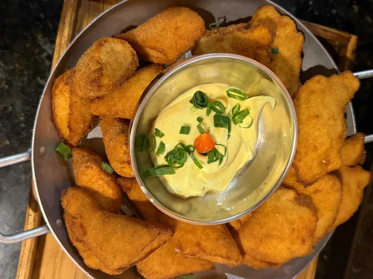 Isca de peixe — Peixe empanado servido com molho da casa