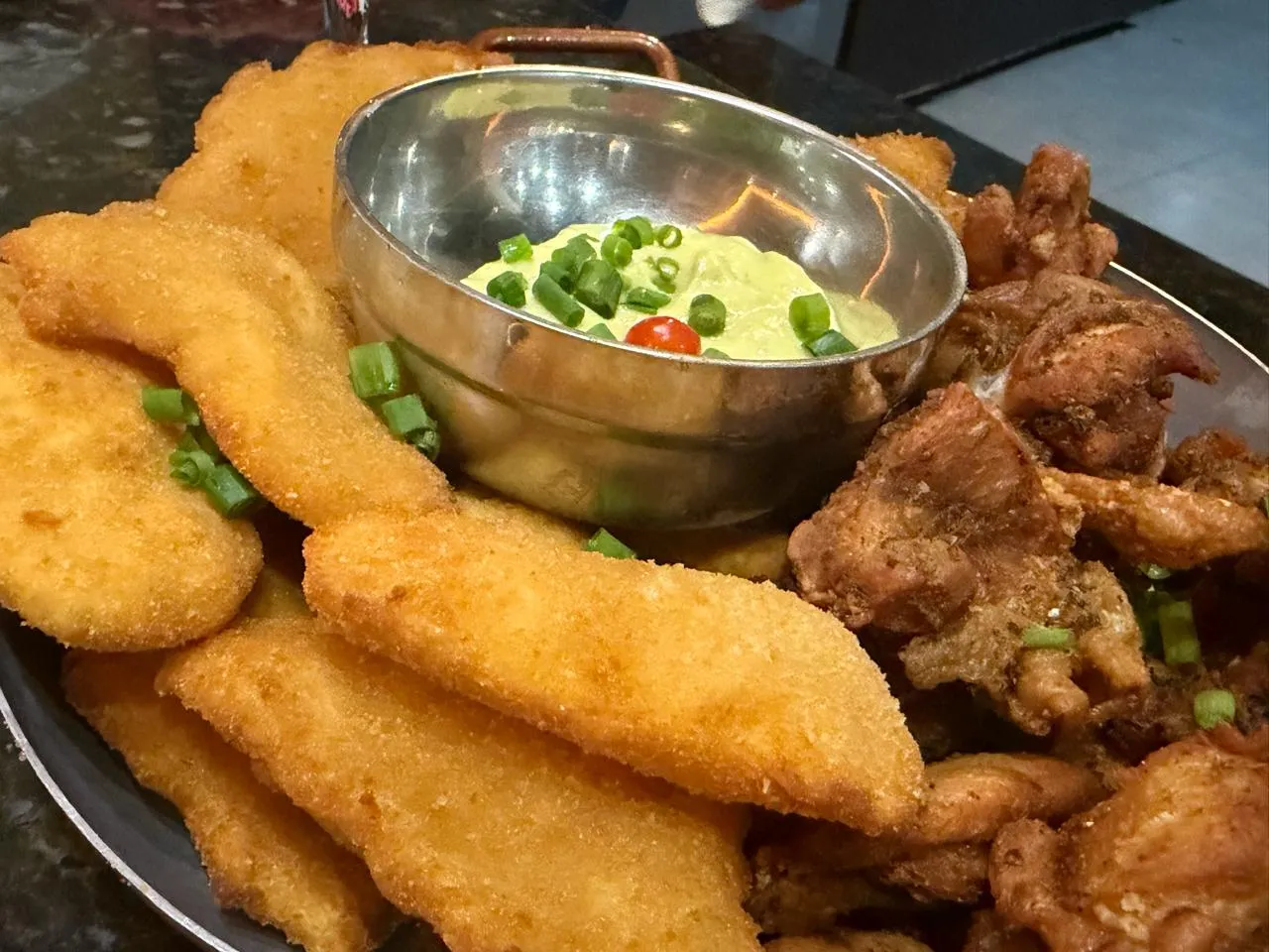 Isca de peixe e frango — Peixe empanado e frango a passarinho com molho