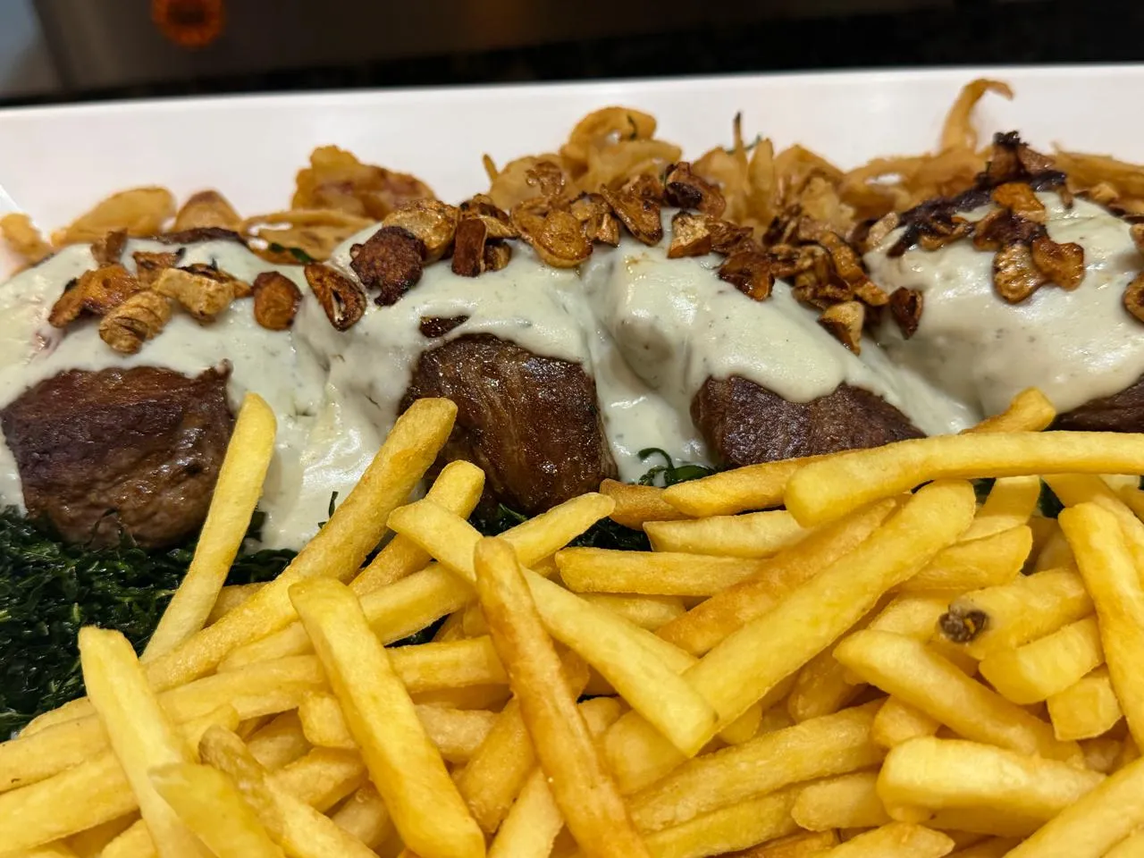 Medalhões de filé — Filé ao molho branco com alho crispy e fritas