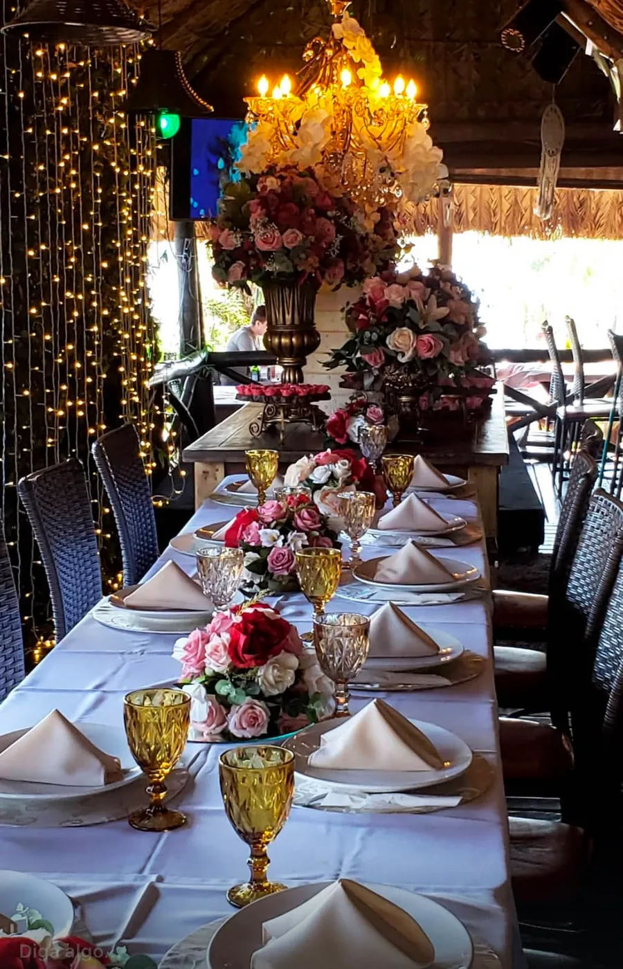 Mesa posta — Mesa decorada com flores e taças