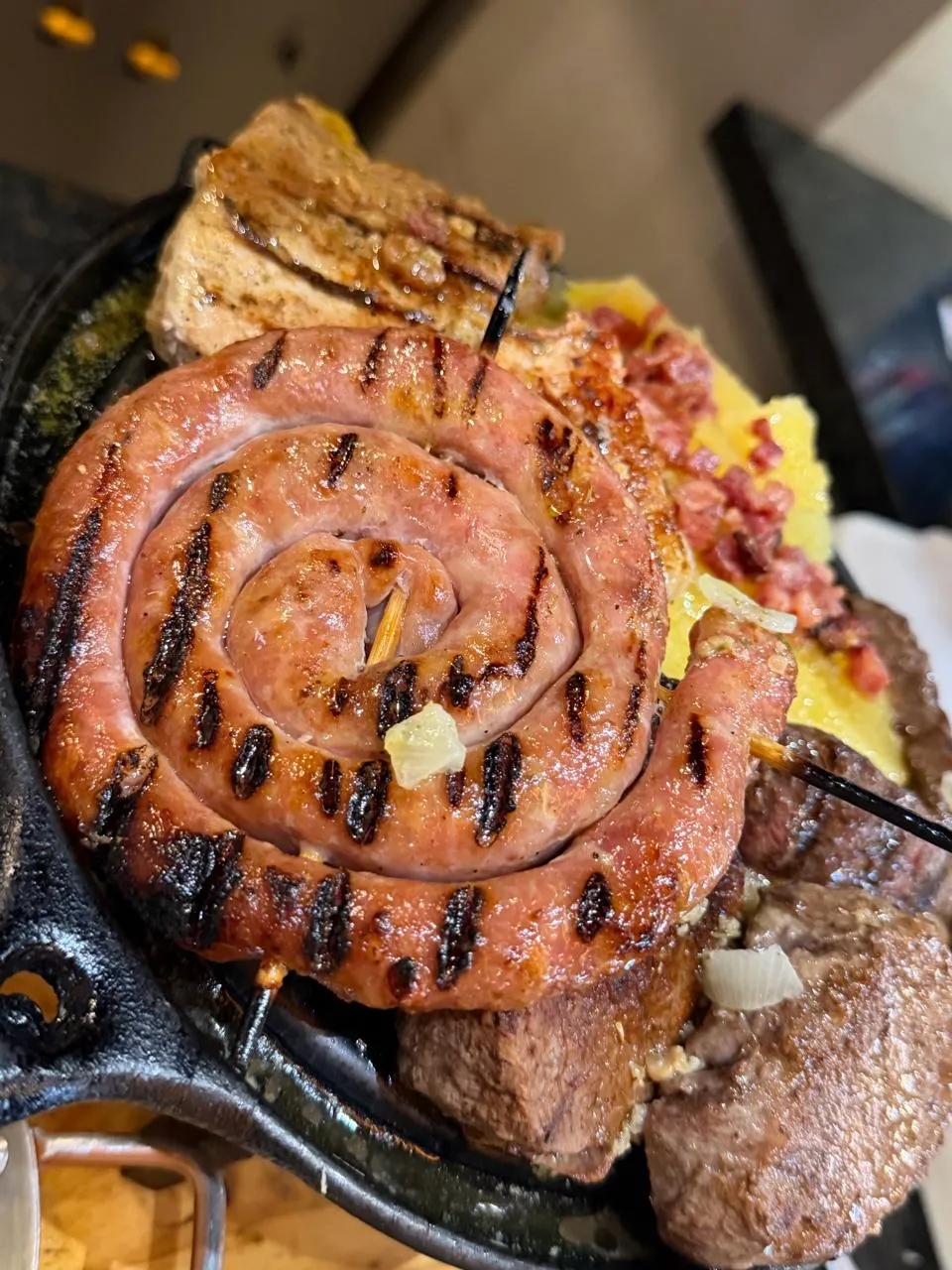 Cortes de carne e linguiça grelhados na chapa quente do Marina Sabores