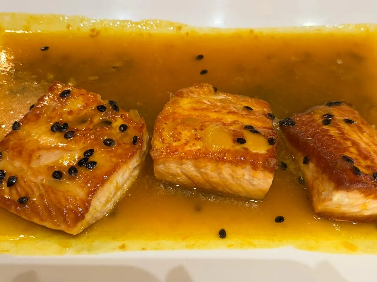 Peixe ao molho cítrico — Filé de peixe grelhado com gergelim preto