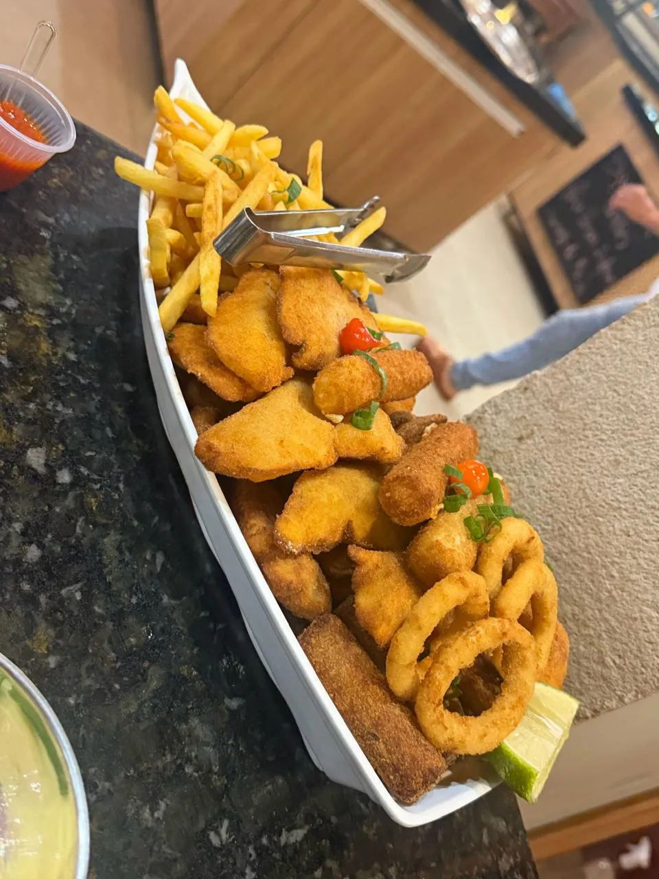 Porção de fritos — Barca com iscas empanadas, croquetes, anéis e fritas