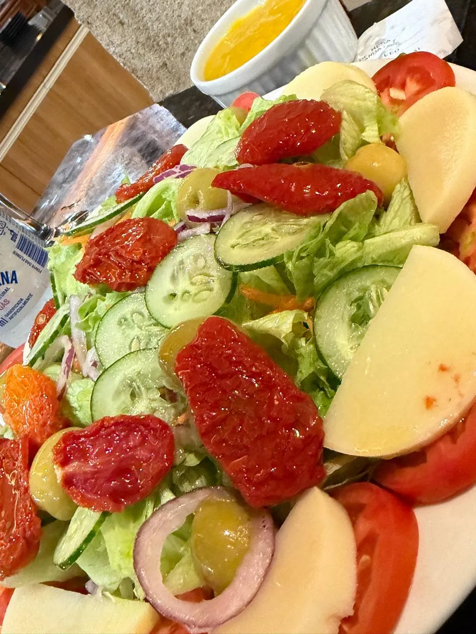 Salada da casa — Folhas, tomate seco, palmito, pepino e cebola roxa