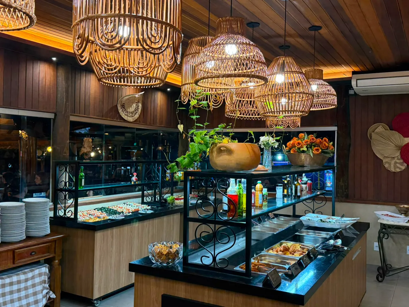 Salão do buffet — Ilha central do buffet e as vitrines refrigeradas