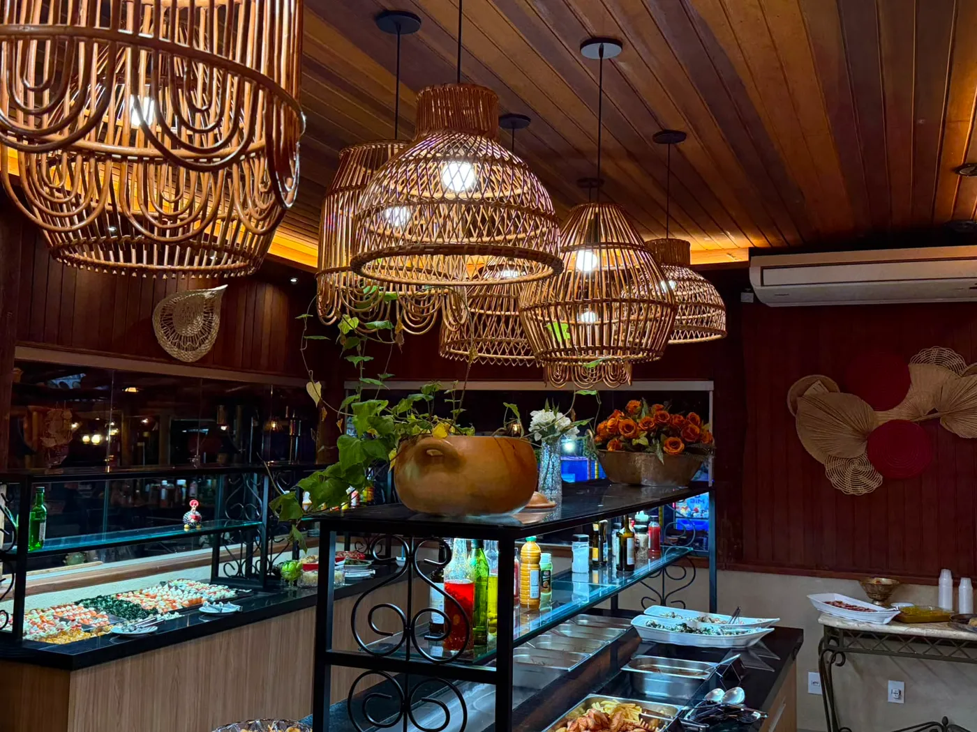 Vitrine de sushi — Balcão refrigerado com as peças de sushi do buffet