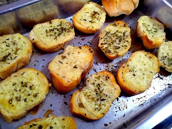 Torradas com queijo, azeite e orégano
